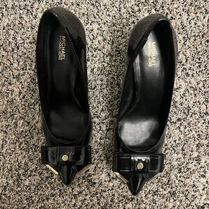Michael Kors Bella Flex Black Patent Leather Pump. Bow Detail. Excellent shape